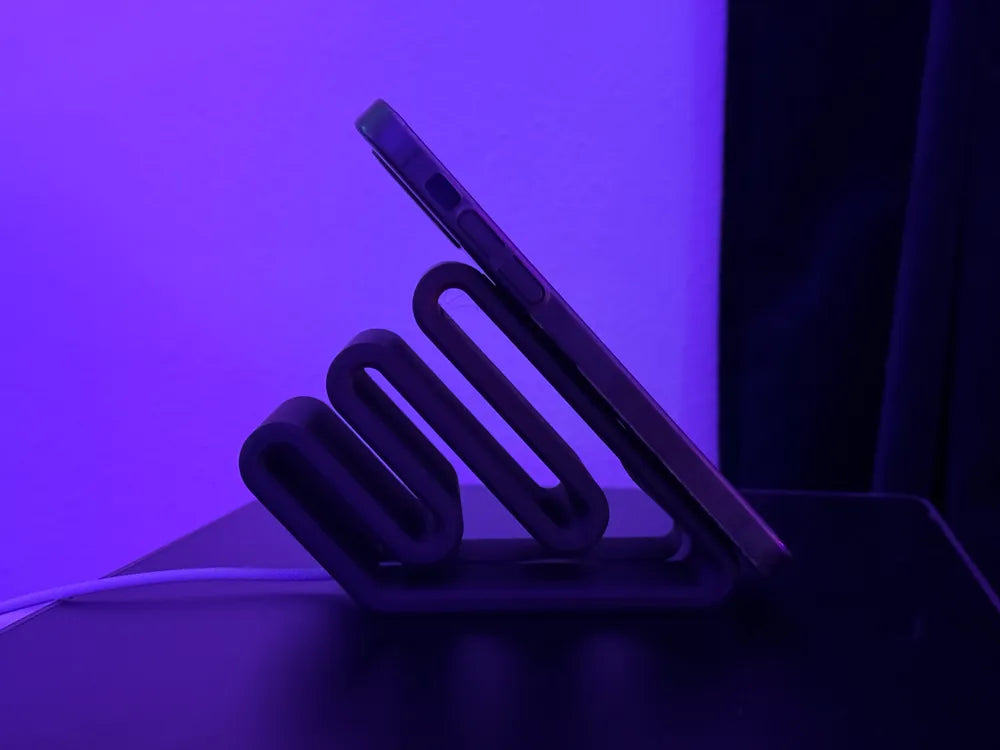 Serpino: Playful MagSafe Stand for iPhone (USB-C)